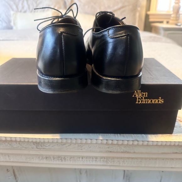 Allen Edmonds Mens black Oxfords